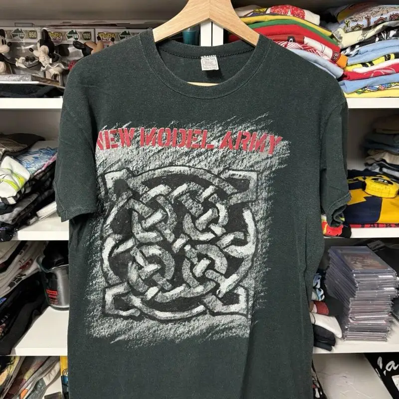 Band Tee Faded 90S - พิมพ์ลายใหม่ เสื้อยืดลายวงดนตรีร็อคสไตล์วินเทจยุค 90s สีดำ ไซส์ใหญ่