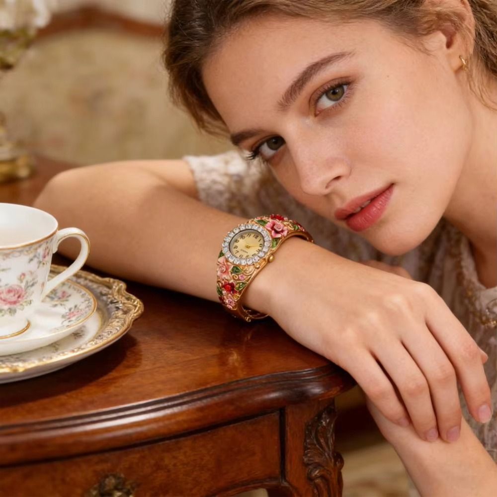 Vintage Fashion Week - นาฬิกาวินเทจที่มีดอกไม้มากมายประดับ สายนาฬิกาประดับเพชร หน้าปัดทรงกลม นาฬิกาควอตซ์ เครื่องประดับคริสตัล ดีไซน์อเนกประสงค์