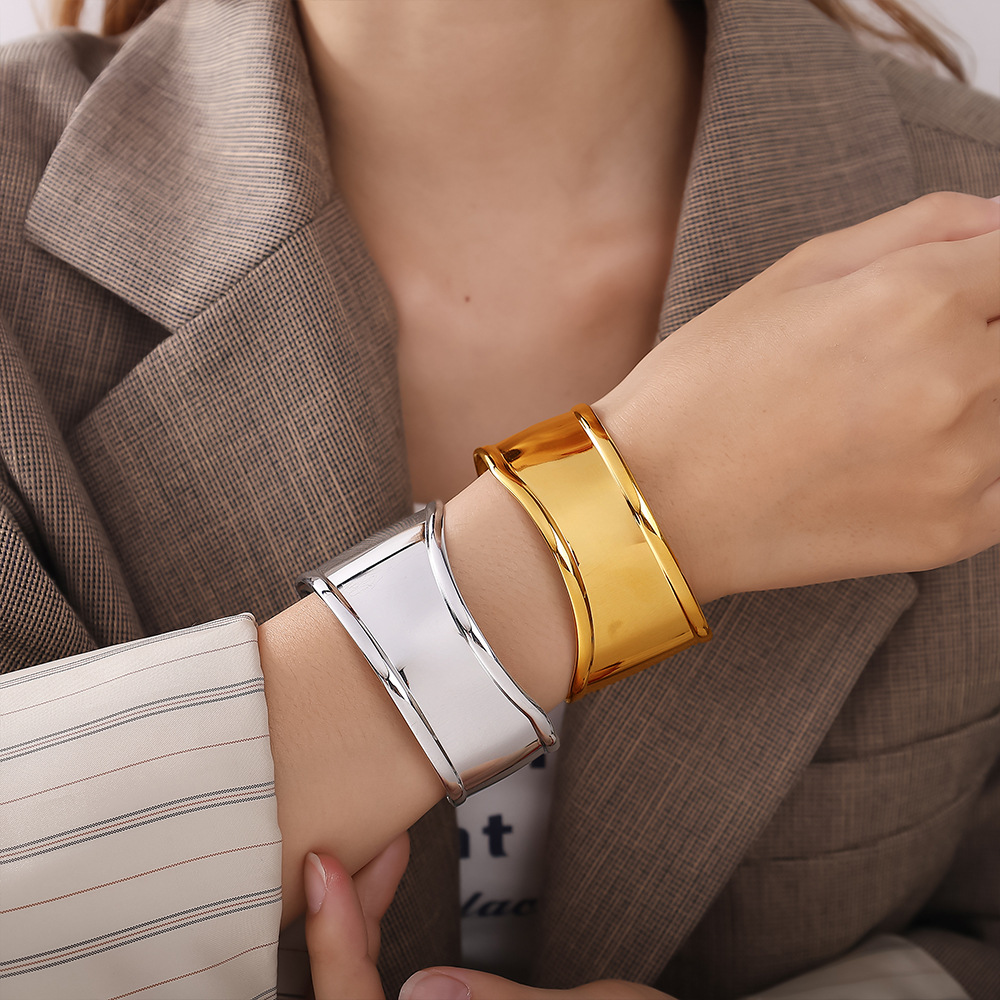 กำไลข้อมือสแตนเลสชุบทองแบบกว้า - Vintage Fashion Old Money บทวิจารณ์และราคา